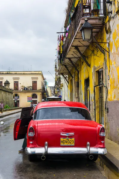 Starožitný chevrolet ve staré Havany — Stock fotografie
