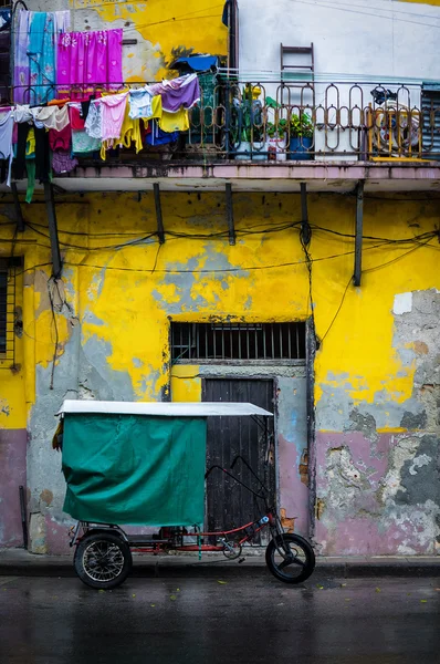 Fahrrad und schäbige Gebäude im alten Havanna — Stockfoto