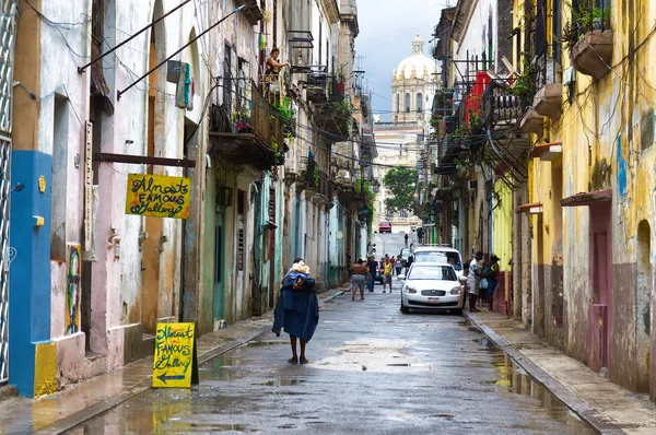 Cubaanse in een oude wijk in havana Rechtenvrije Stockafbeeldingen