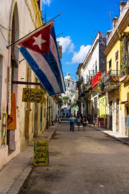 büyük bir Küba bayrağı ile Eski Havana'da tipik sokak