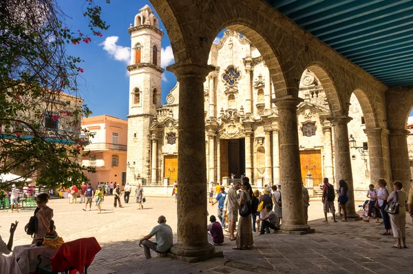 Turister på torget katedralen i Havanna — Stockfoto