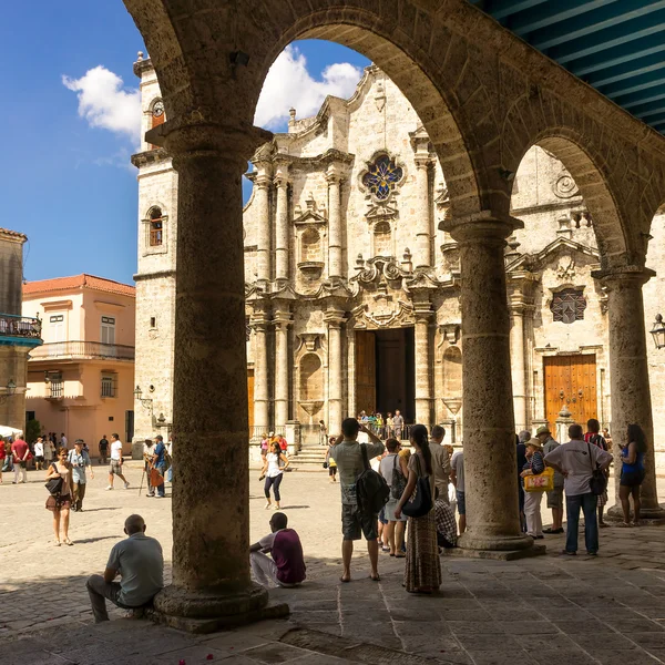 Toeristen in het kathedraal square in havana — Stockfoto