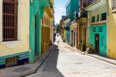 Eski Havana'da renkli sokak