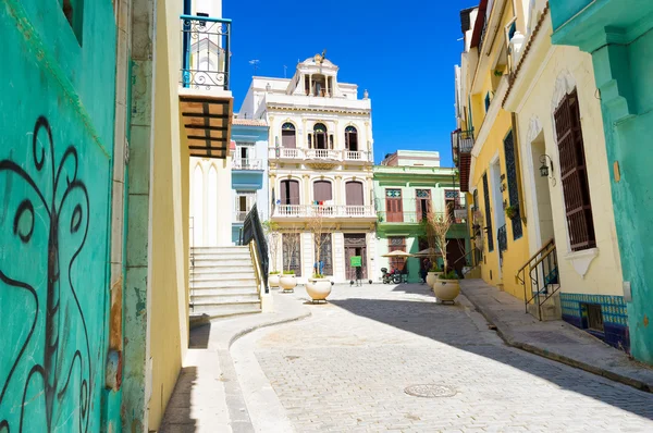 Rua ensolarada em Havana Velha em um belo dia Imagens Royalty-Free