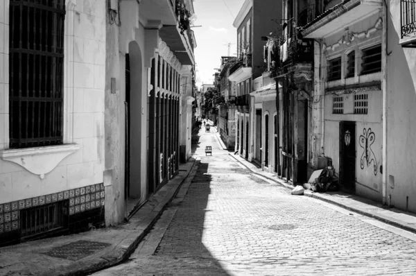 Havana'daki eski püskü bir sokak görüntüsünü Grunge — Stok fotoğraf