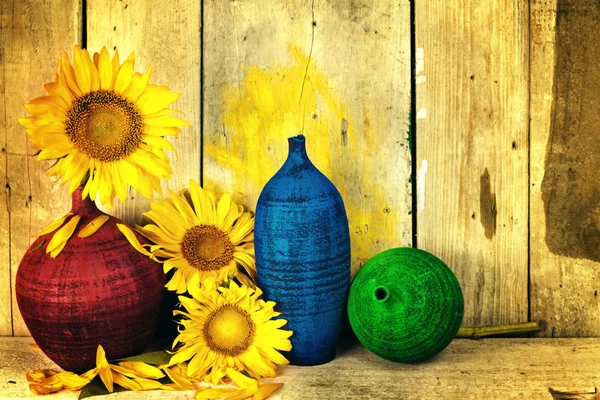 Vintage-Bild von Sonnenblumen und Keramik — Stockfoto
