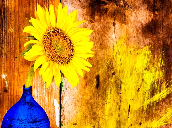 上一个木制的背景与蓝花瓶向日葵 — 图库照片