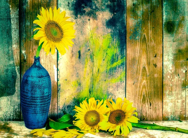 Ročník obraz slunečnice a keramických váz — Stock fotografie