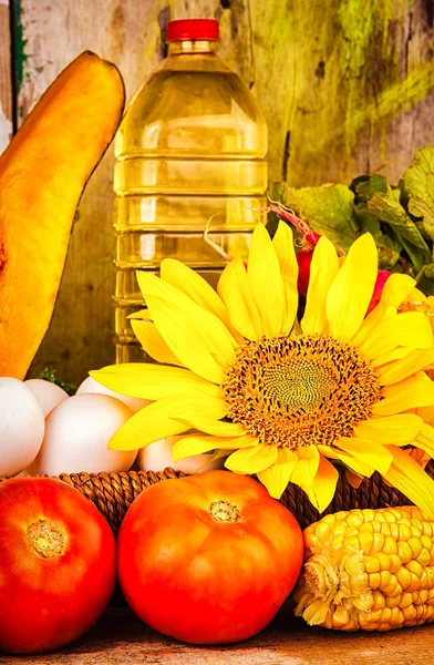 Свежие овощи, цветы, яйца и бутылка масла — стоковое фото