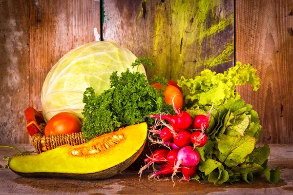 Verduras surtidas en una cesta — Foto de Stock