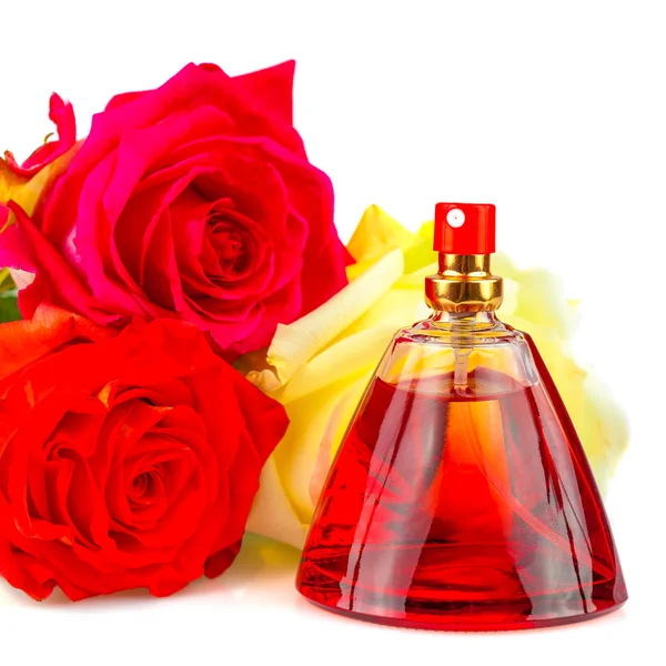 Bando de rosas e uma garrafa de perfume isolado em branco — Fotografia de Stock
