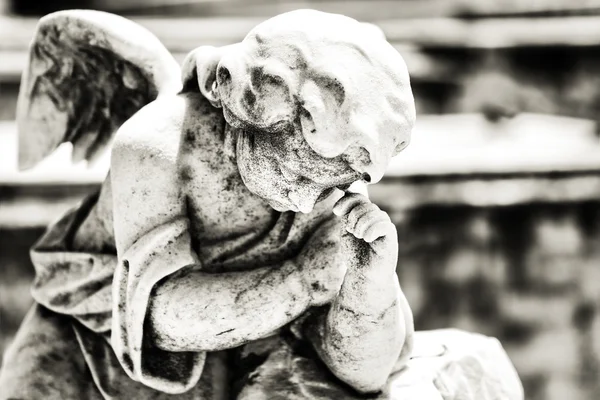 Прекрасный винтажный ангел на кладбище — стоковое фото