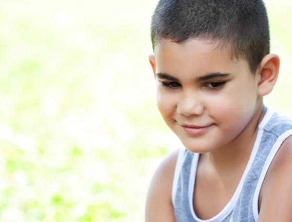 Ritratto di un simpatico ragazzo ispanico — Foto Stock