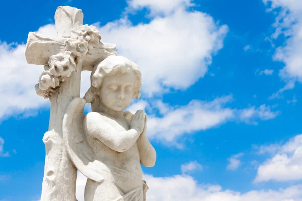 Schöne kleine Engel mit einem blauen Himmel Hintergrund — Stockfoto