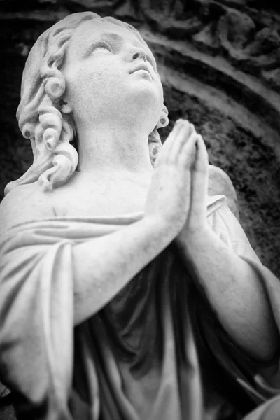 老天使雕塑祈祷 — 图库照片