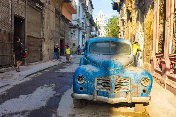 Δρόμου σκηνή με ένα παλιό σκουριασμένο αμερικανικό αυτοκίνητο στην Αβάνα — Φωτογραφία Αρχείου