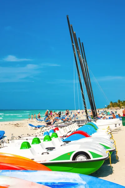 Marina and tourists enjoying the beach in Varadero, Cuba — стоковое фото