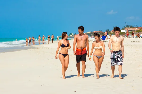 Jóvenes turistas extranjeros en la playa de Varadero en Cuba — Foto de Stock