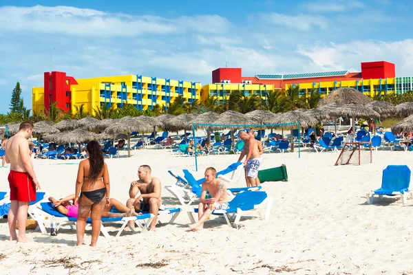 Turistas tomando el sol en la playa de Varadero en Cuba — Foto de Stock