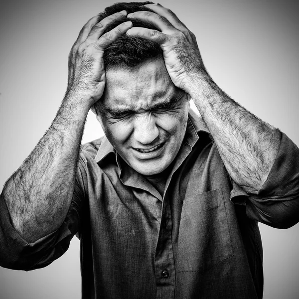 Hombre enojado en el dolor — Foto de Stock