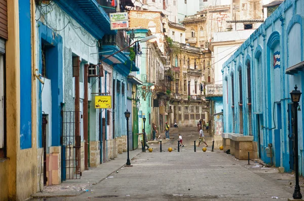 Em um bairro antigo em Havana — Fotografia de Stock