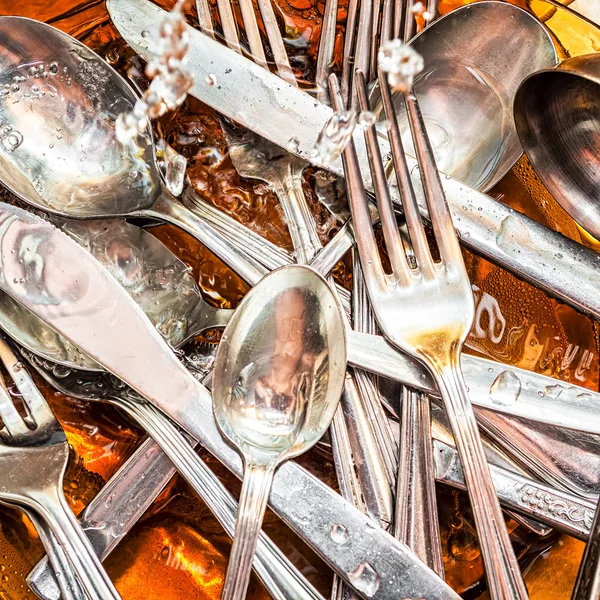 Besteck mit Wasser und Spülmittel gewaschen — Stockfoto