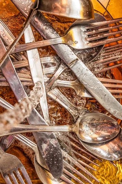 Besteck mit Wasser und Spülmittel gewaschen — Stockfoto