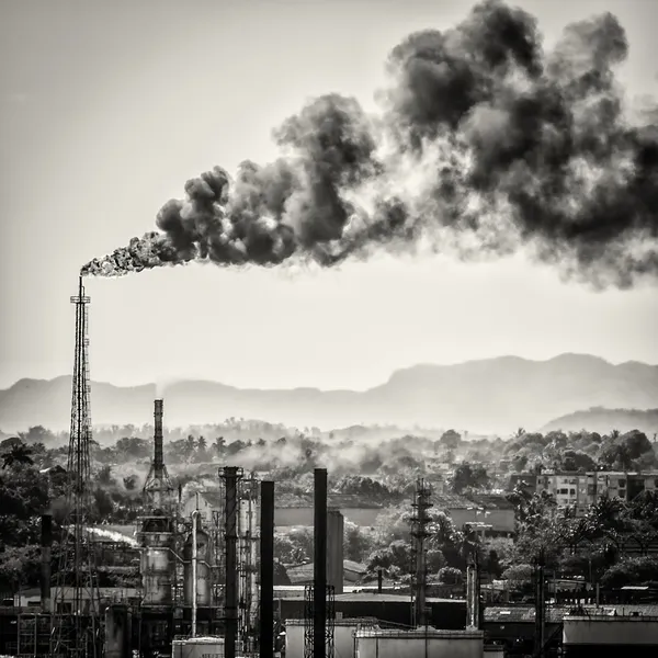 Colums de fumaça enorme de uma refinaria de óleo — Fotografia de Stock