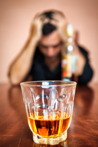 Berusad och deprimerad man beroende av alkohol — Stockfoto