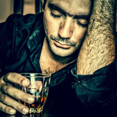 Yalnız ve çaresiz sarhoş Hispanik erkek portresi