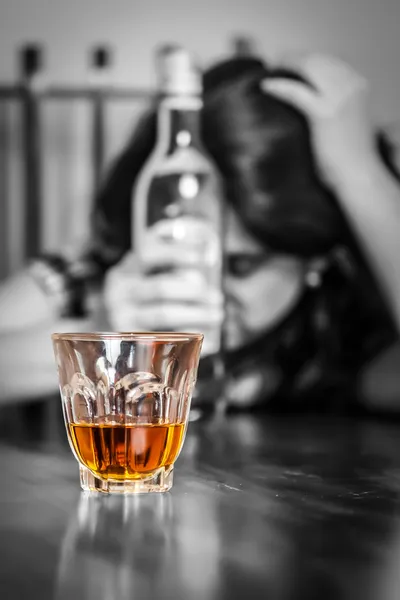 Портрет самотньої і відчайдушної п'яної жінки — стокове фото