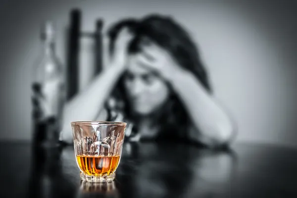 Porträt einer einsamen und verzweifelten betrunkenen hispanischen Frau lizenzfreie Stockfotos