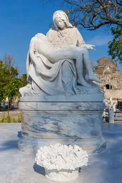 Estatua de la Virgen María acunando a un Jesús muerto — Foto de Stock