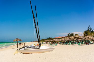 Yelkenli tekneler ve sunbathin turist ile Küba'da Varadero beach
