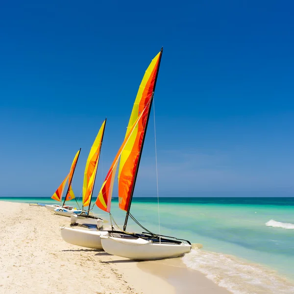 Barco à vela colorido em uma praia cubana — Fotografia de Stock