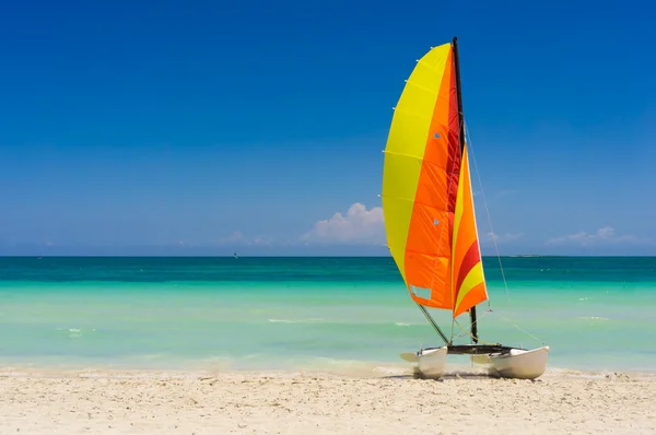 Segelboot am Strand von Varadero in Kuba — Stockfoto