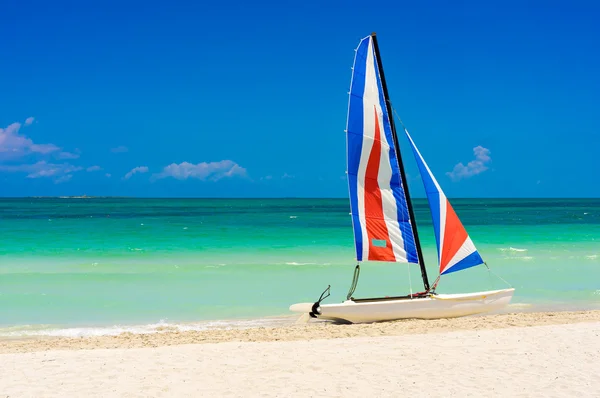 Buntes Segelboot an einem kubanischen Strand — Stockfoto