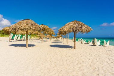 şemsiye ve Küba'da bir plajda plaj yataklar
