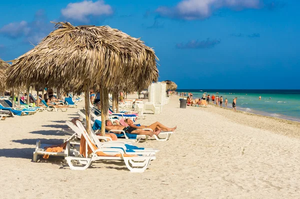 Turistas tomando el sol en la playa de Varadero en Cuba — Foto de Stock