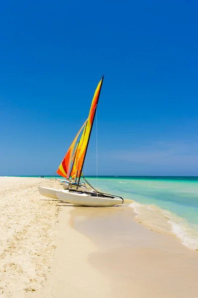 Плаваючий човен на красивому пляжі в кубі — стокове фото