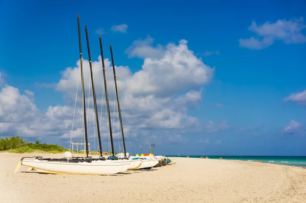 Barcos à vela na praia Varadero em Cuba — Fotografia de Stock