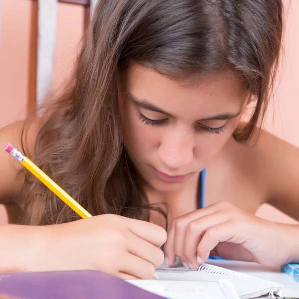 Adolescente hispana estudiando en casa — Foto de Stock