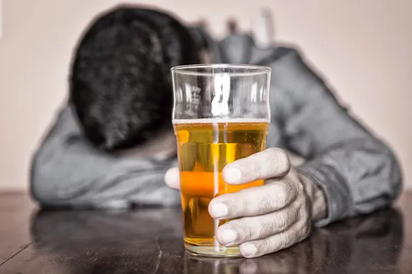 Imagem em preto e branco de um homem bêbado adormecido — Fotografia de Stock