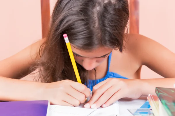 Menina hispânica trabalhando em seu projeto escolar — Fotografia de Stock