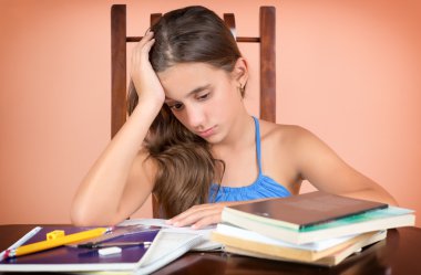 İspanyol öğrenci çok fazla okuduktan sonra yorgun