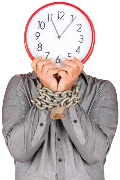 Homem segurando um relógio no lugar de seu rosto com as mãos acorrentadas — Fotografia de Stock