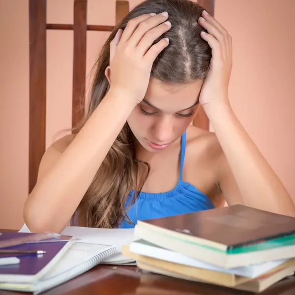 Estudante hispânico exausto depois de estudar demais — Fotografia de Stock