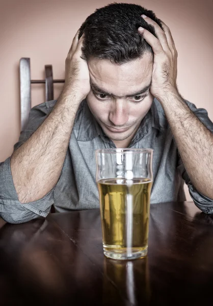 Triste hombre hispano borracho — Foto de Stock