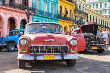Havana'da renkli bina yakınındaki eski chevrolet