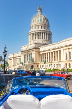 Havana'da capitol yakınındaki eski Cabrio araba